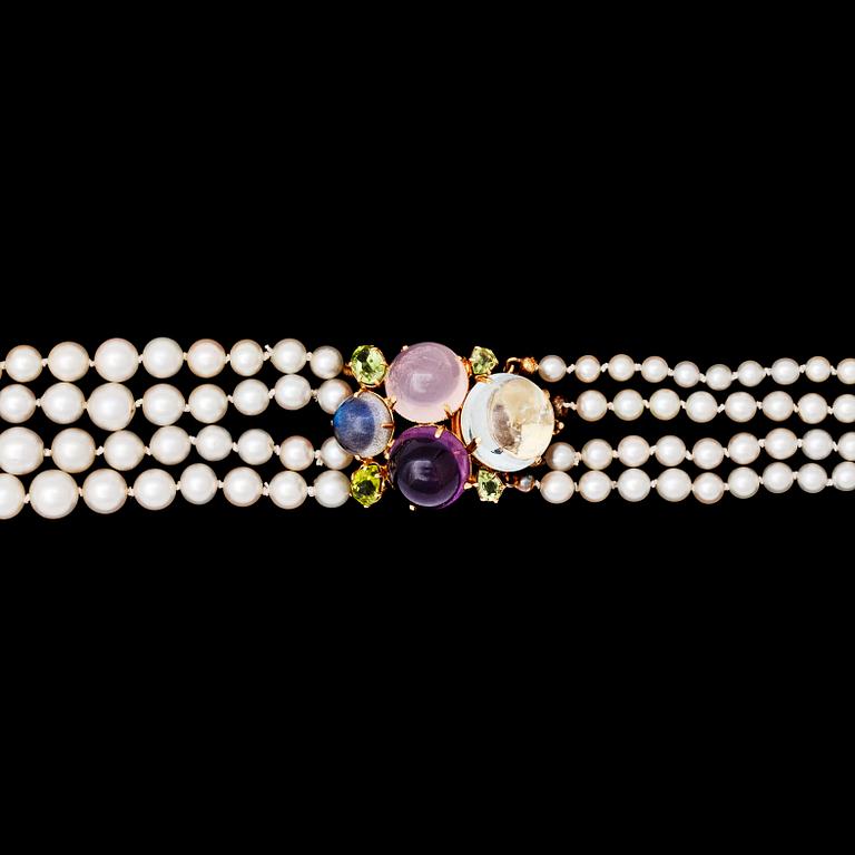 COLLIER, fyra rader odlade pärlor, 7,2-5,2 mm, spänne med cabochonslipad ametist, rosenkvarts och akvamarin. 1960-tal.