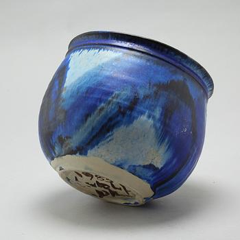 A stoneware pot by Carl Olaf Olsen, signed and dated 1983.
