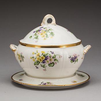 TERRIN, porslin,  Bing & Gröndahl, Danmark, omkring 1900-talets mitt.