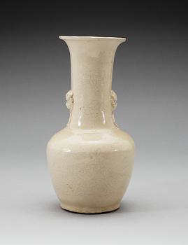 A cream glazed vase, Qing dynasty, Kangxi (1662-1722).