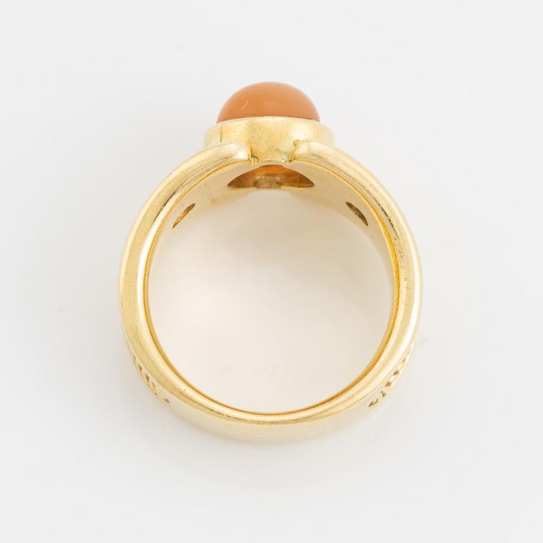 Ring, 18K guld med cabochonslipad rosa sten och briljantslipade diamanter.