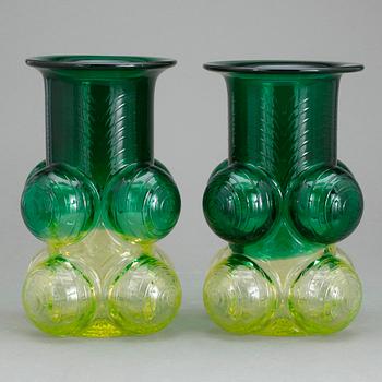 VASER, ett par, glas, "Pajazzo" Nanny Still, Riihimäen Lasi, 1900-talets andra hälft.