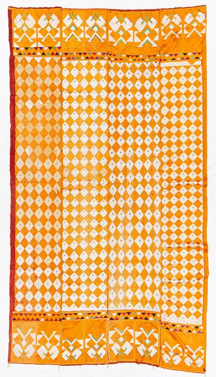 Broderi, orange siden. Indien, 1900-talets första hälft.