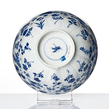 A blue and white 'floral' bowl, Qing dynasty, Kangxi (1662-1722).