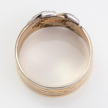 Ring, 18K trefärgsguld med små briljantslipade diamanter tot ca 0.28 ct.