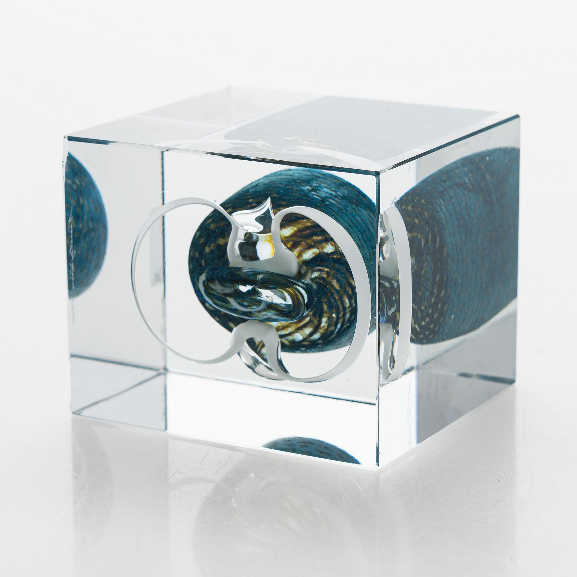 Oiva Toikka, an annual cube signed Oiva Toikka, Nuutajärvi 1988, numbered 985/2000.