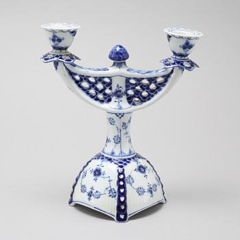 KANDELABER, porslin, dekor "Musselmalet", Royal Copenhagen, 1900-talets andra hälft.