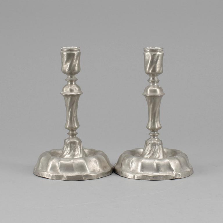 LJUSSTAKAR, ett par, tenn, otydliga stämplar, Rokoko, 1700-tal.