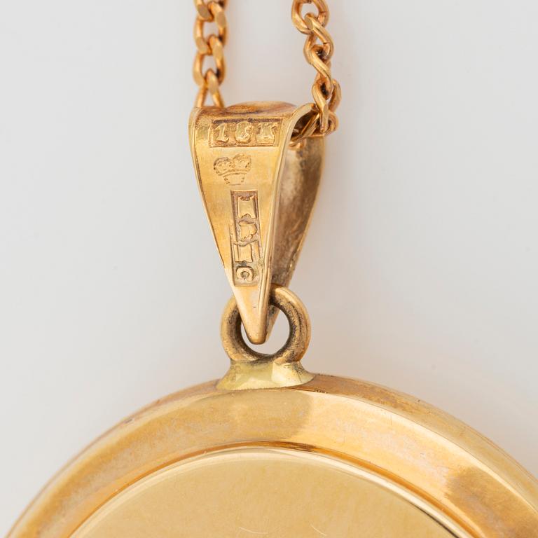 A locket/pendant 18K gold.
