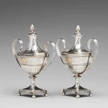Hans Lyberg, sockerskålar med lock, ett par, silver, Borås 1805. Sengustavianska.