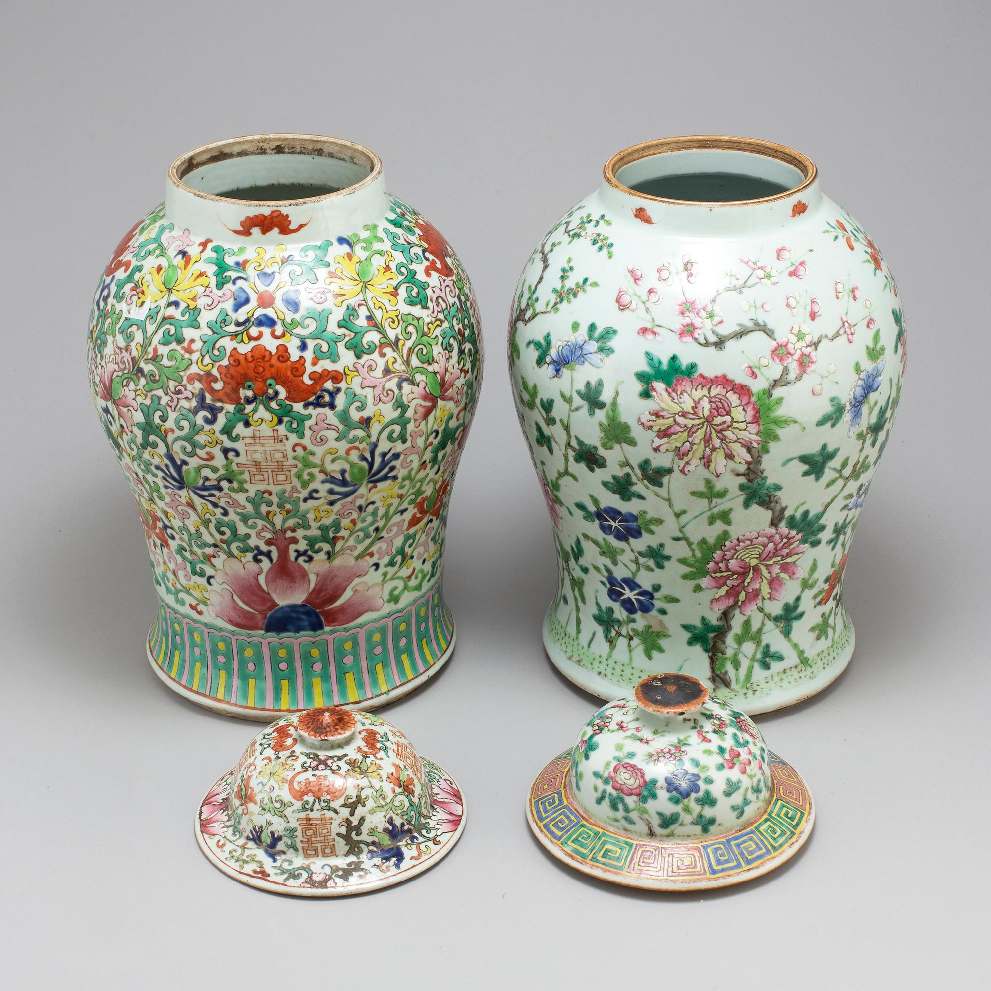 Two large famille rose vases with covers, Qing dynasty, circa 1900.