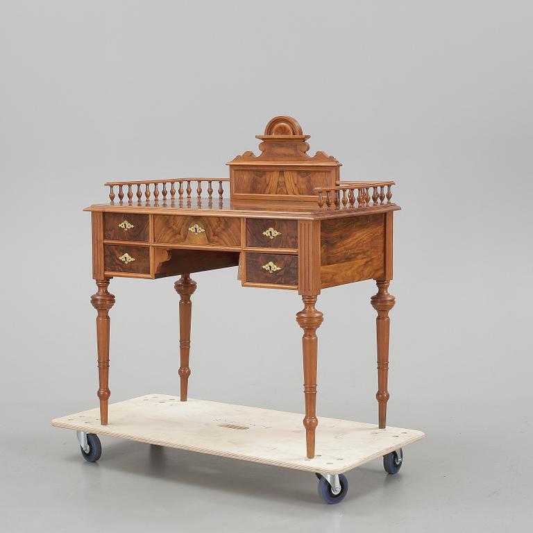 SKRIVBORD, nyrenässans, sent 1800-tal.