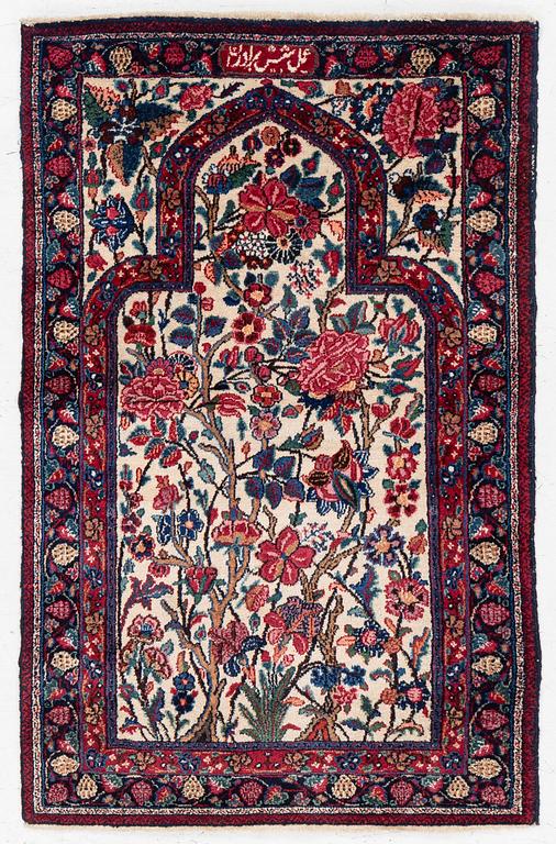 A semi-antique Meshad rug, signed, approx. 133 x 85 cm.
