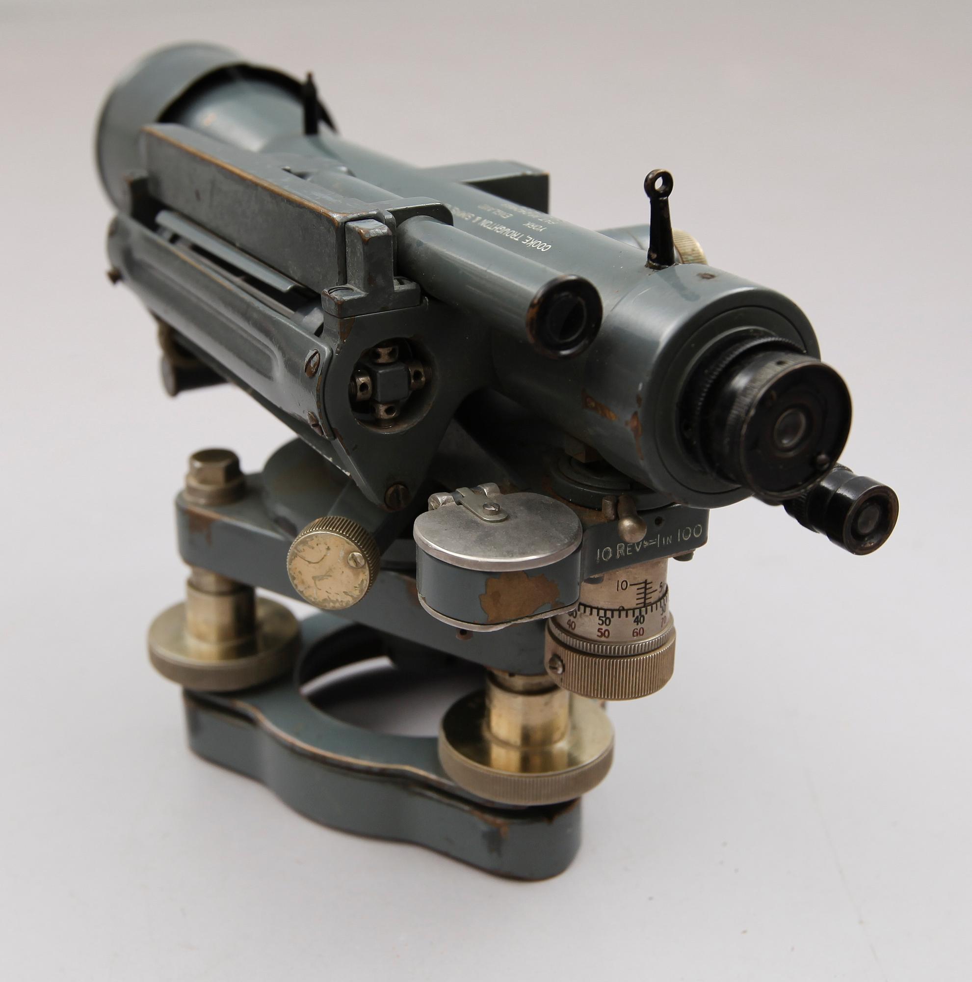 MÄTINSTRUMENT, 2 st, England, 1900-talets första hälft.