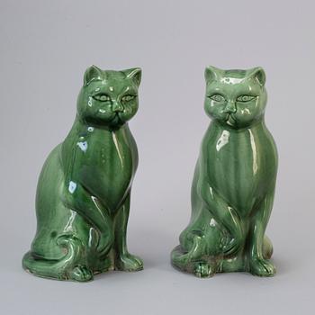 A pair of Chinese green glazed ceramic figurines of cats, 20th century.