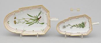 SERVERINGS / GELÉFAT, 2 st, porslin. "Flora Danica", Royal Copenhagen, Danmark.