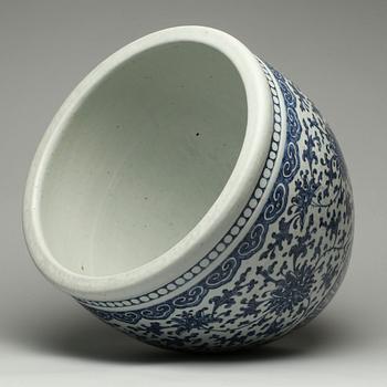 A blue and white fish basin, late Qing dynasty (1662-1912).