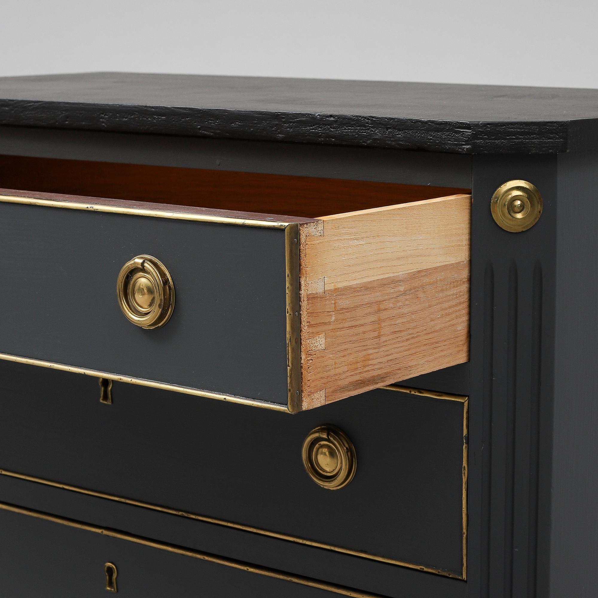 Late Gustavian style chest of drawers, second half of the 20th century.