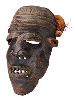 MASKER, 2 st, Afrika 1900-tal.