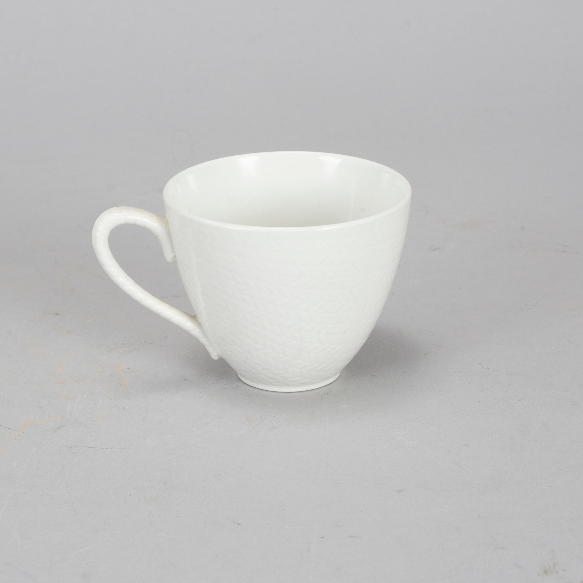 Thirty pcs of 'Blå eld' dinner service by Hertha Bengtsson.