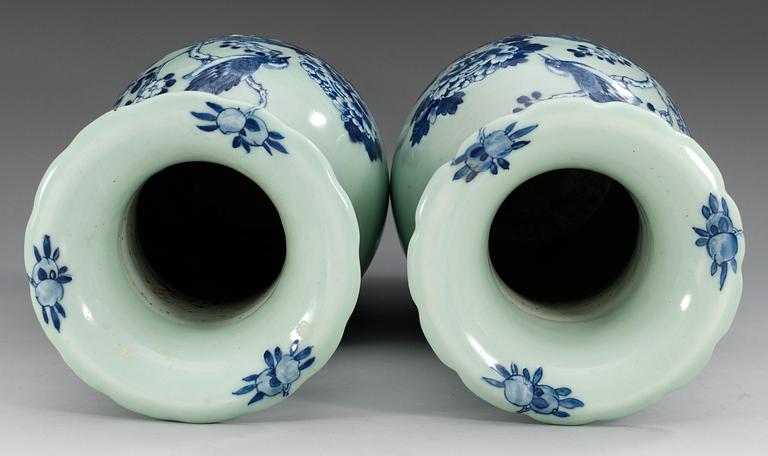 GOLVURNOR, ett par, porslin. Qing dynastin 1800-tal.