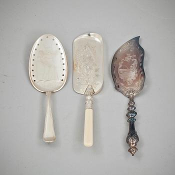 SMULSKYFFEL, England samt FISKSPADAR, 2 st, silver. Tot vikt skyffel samt fiskspade, 342 g.