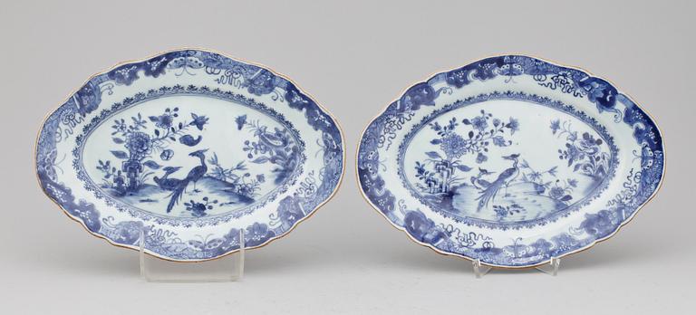 STEKFAT, ett par, porslin, Qianlong, Kina 1700-tal.