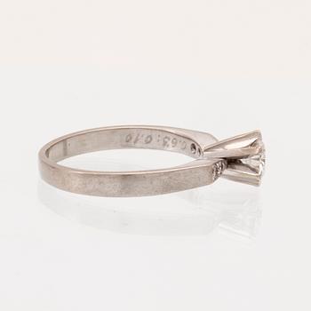 An 18K white gold ring set with round brilliant cut diamonds by Lundberg Guldatelje Amie Stockholm 1977.
