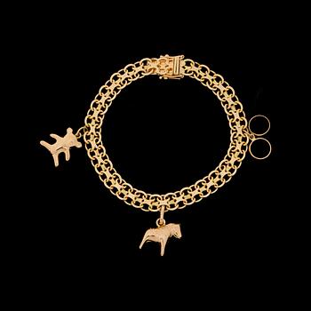 BERLOCKARMBAND, 18 k guld med 6 berlocker i 18 k guld. Vikt ca 18 g. Samt 2 berlocker i förgylld silver.