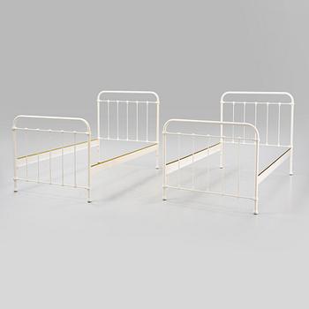 Sängramar och sängbord, ett par, 1900-talets andra hälft.