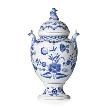 482. A Royal Copenhagen 'Musselmalet' / 'blue fluted' vase with cover, Denmark, 1898-1923.