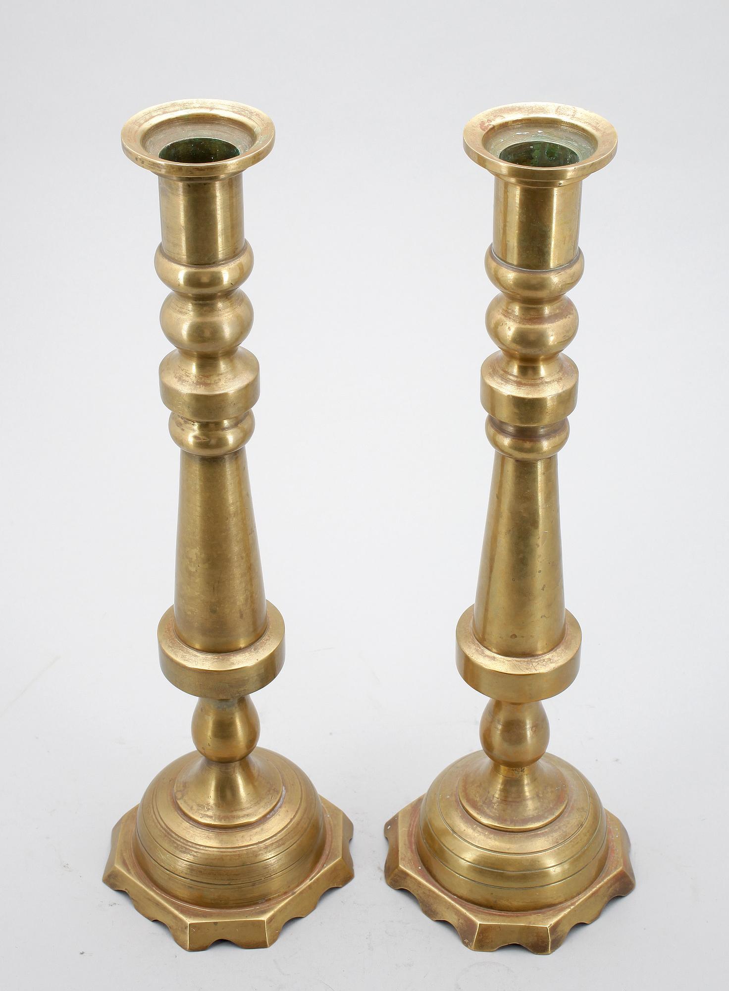 ALTARLJUSTAKAR, ett par, mässing, 1900-talets första hälft.