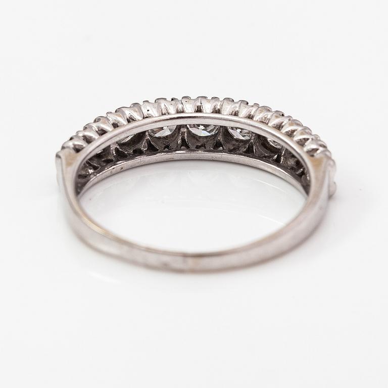 Sormus, 14K valkokultaa, timantteja n. 0.66 ct yht. Suomalaiset tuontileimat 1987.