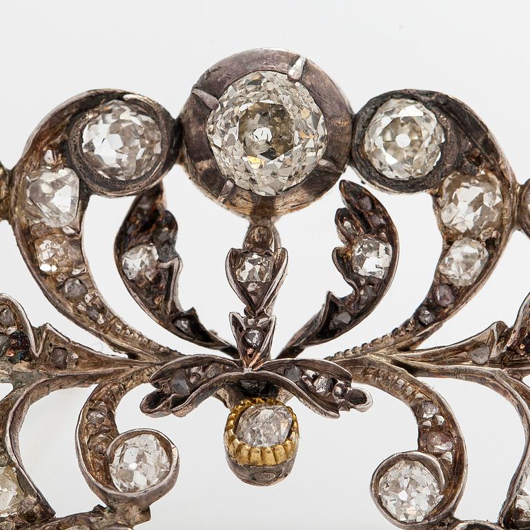 Brooch, part of a tiara, approx. 9-10K gold/silver with old- and rosecut diamonds, 19th century.