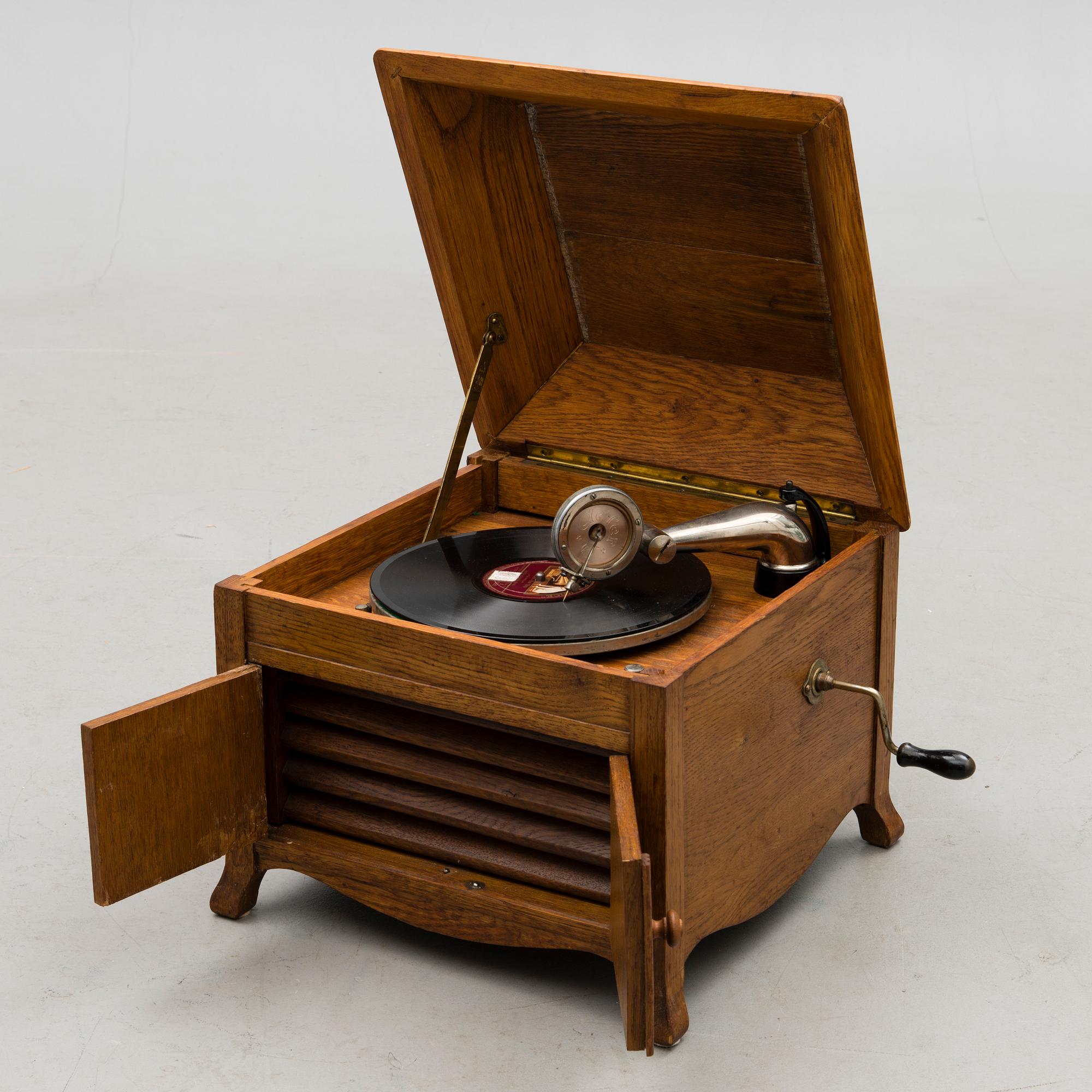 A 1910s-1930s gramophone.