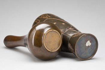 VASER, 2 st. Brons. Japan, 1900-talets början.