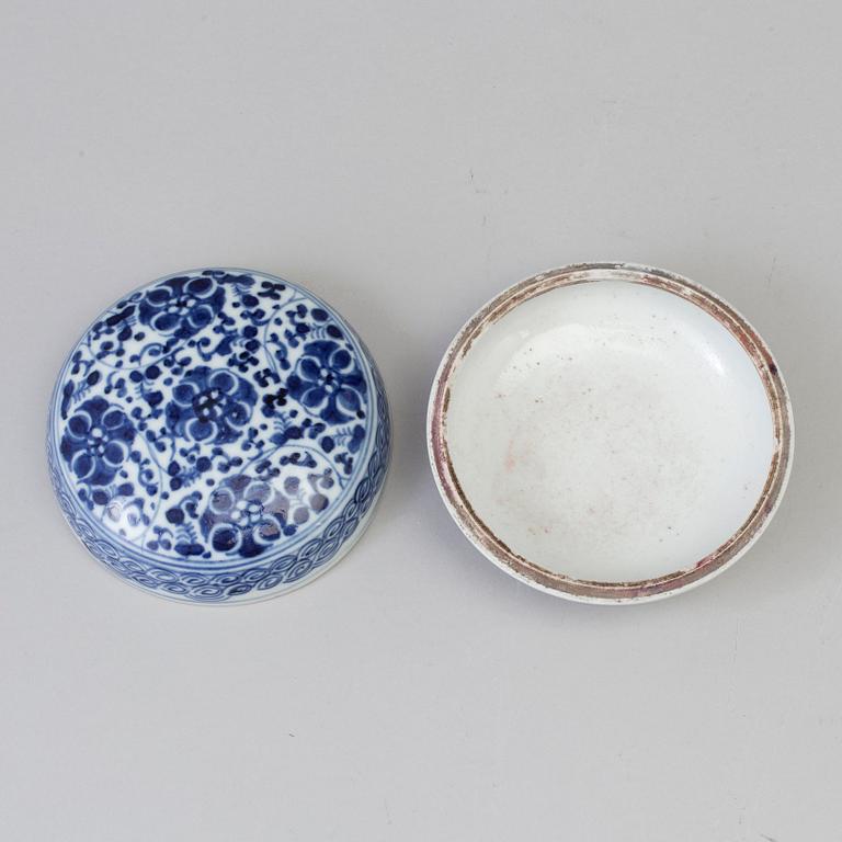 A Chinese underglazed blue and white porcelain bowl with cover, Qing dynasty, 19th century.