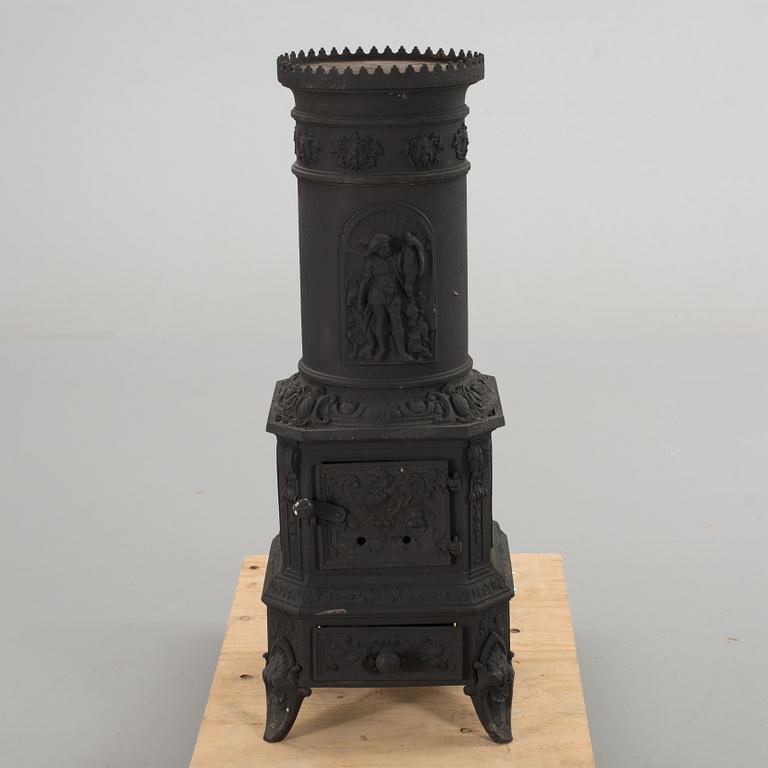 AN EARLY 20th CENTURY CAST IRON STOVE.