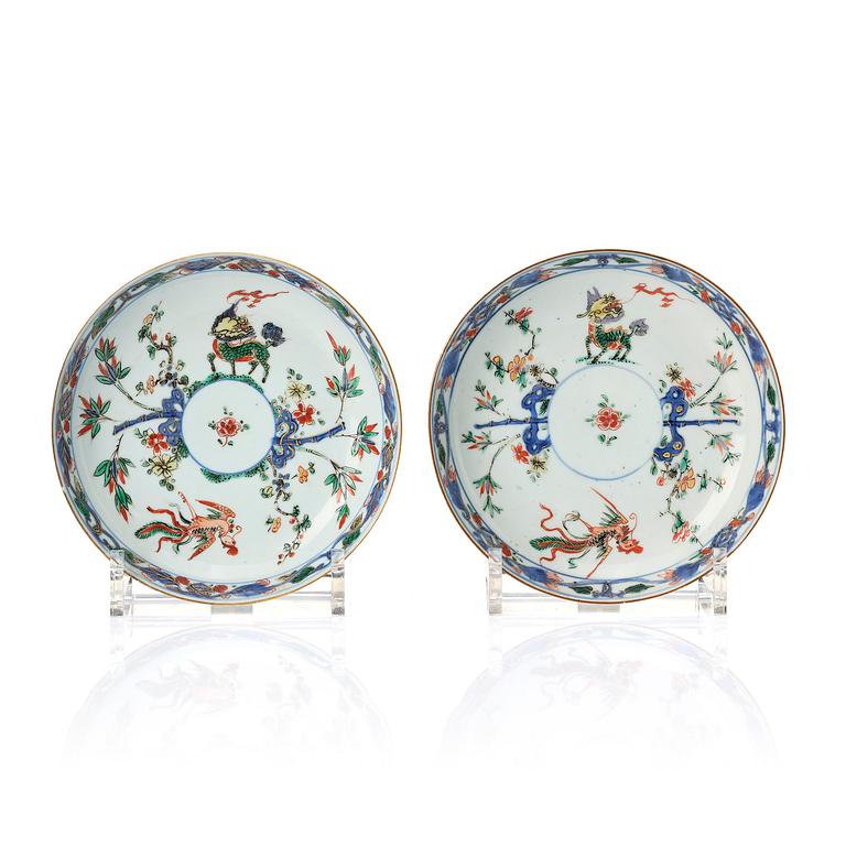 Skålfat, ett par, porslin. Qingdynastin, Kangxi (1662-1722).