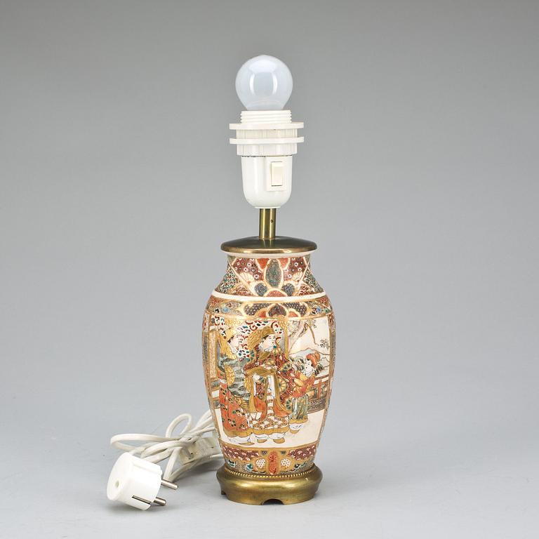 BORDSLAMPA, porslin, Satsuma, Japan, 1900-talets andra hälft.