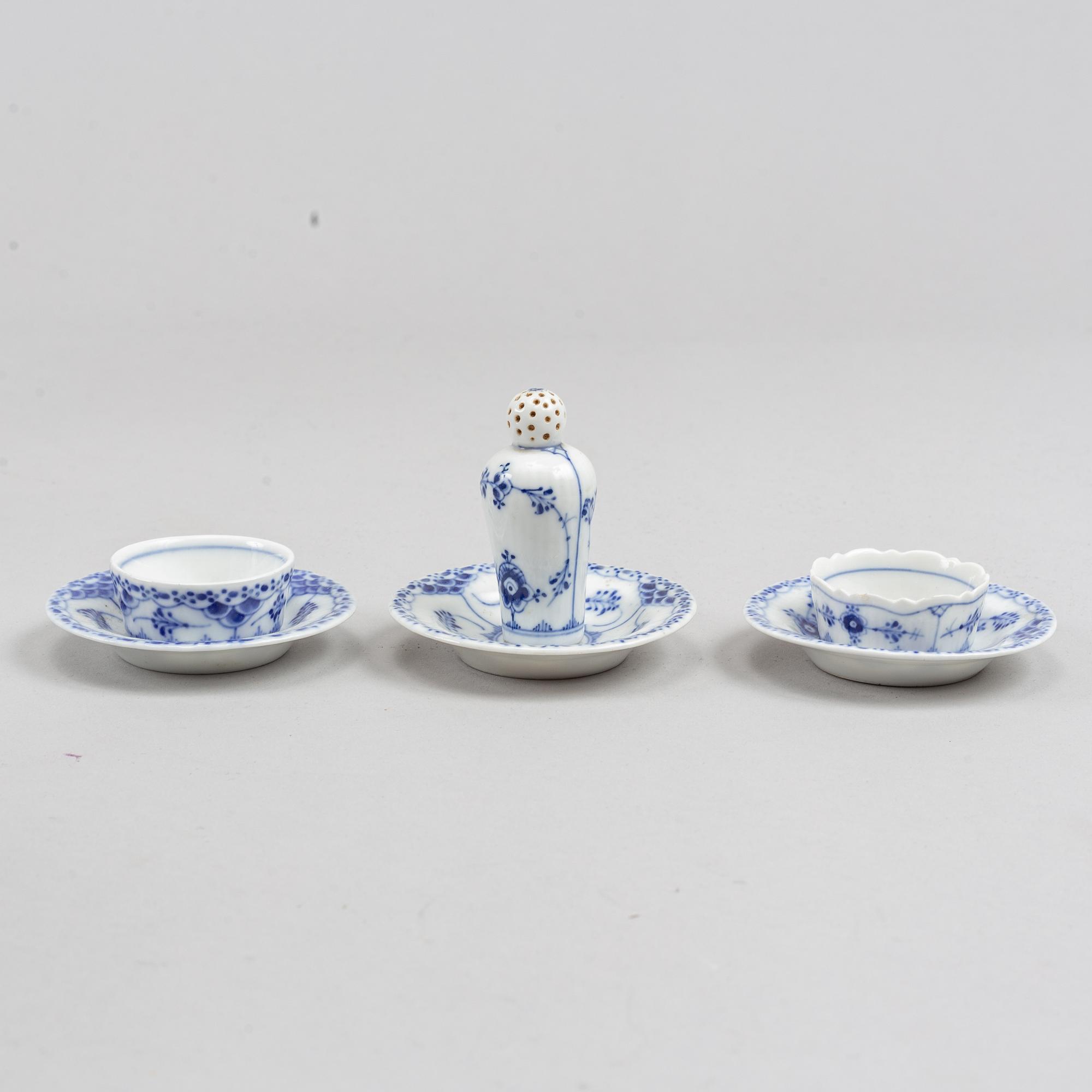 Royal Copenhagen, mat- samt kaffeservis, 85 delar, porslin. "Musselmalet", Danmark, 1900-tal.