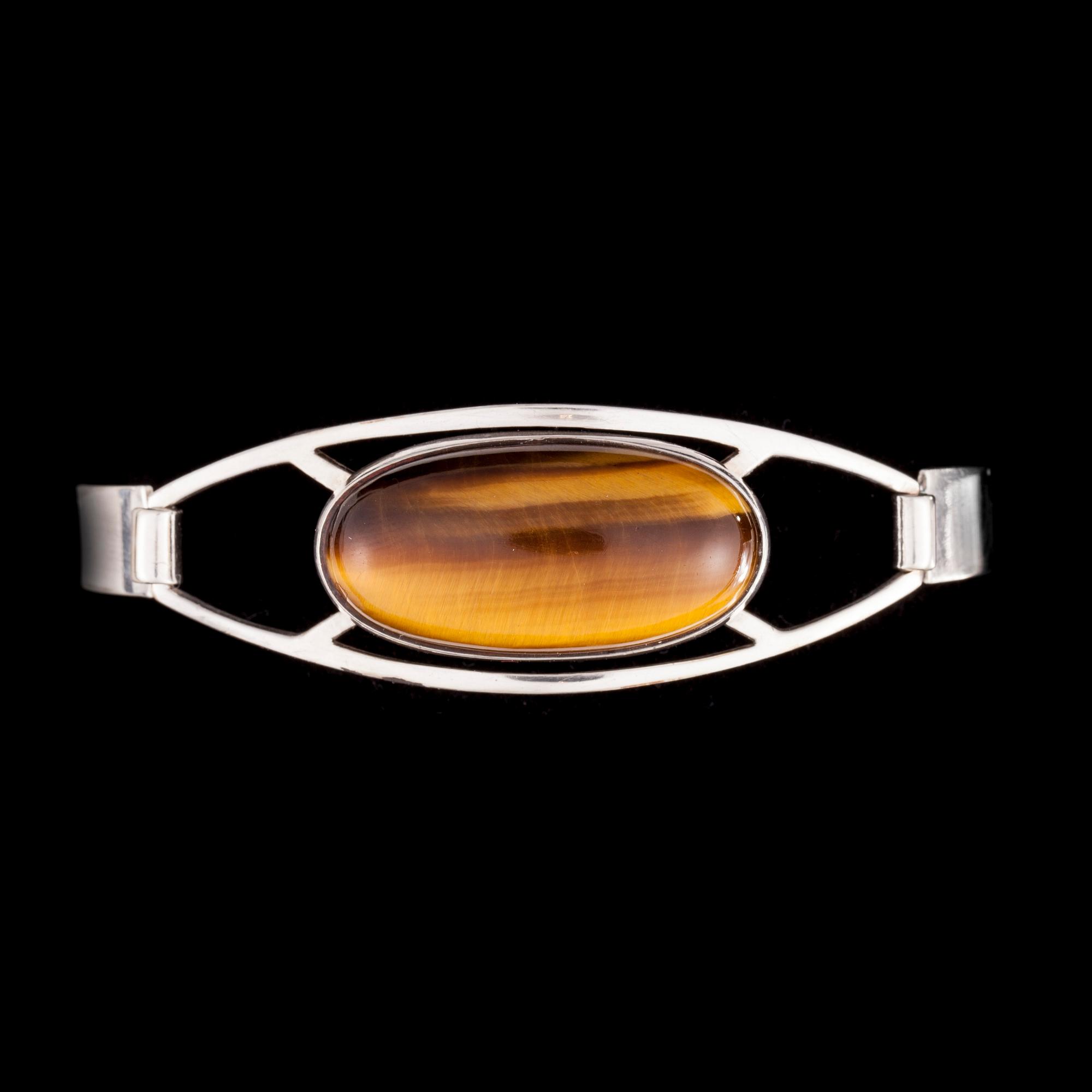 ARMSMYCKE, RING och BROSCH, silver, tigeröga. Åbo, 1960-70. Vikt totalt ca 39,7 g.