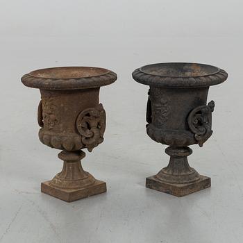 A PAIR OF IRON CAST GARDEN URNS, EARLY 20TH CENTURY.