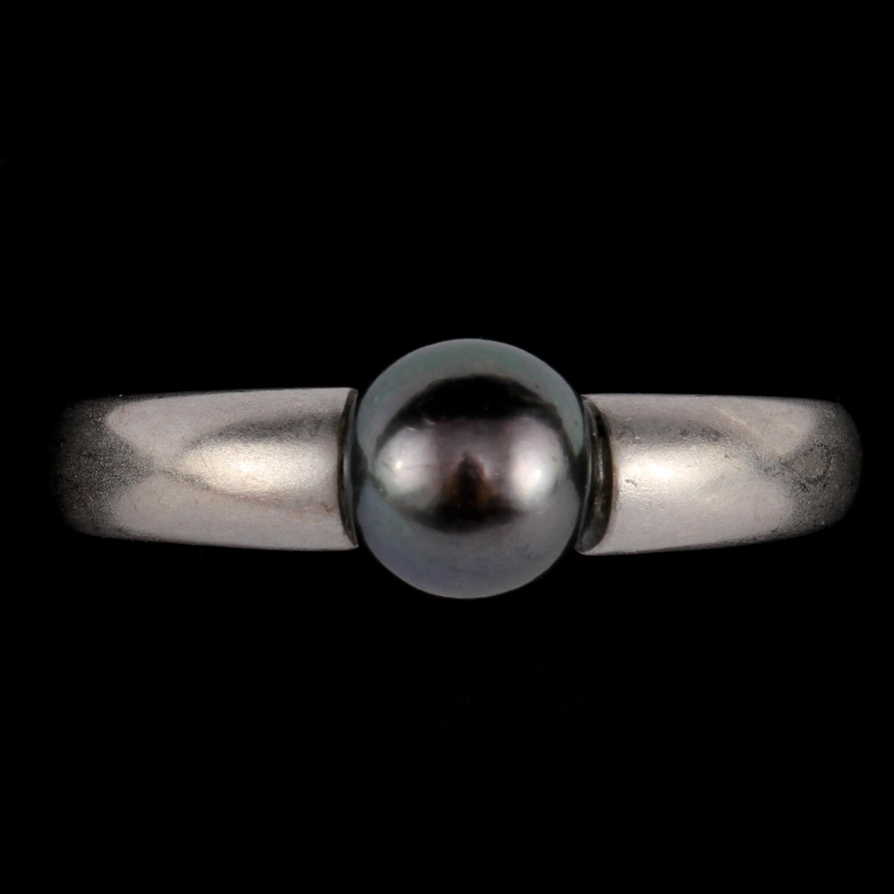RING samt ÖRHÄNGEN, ett par, platina samt odlade pärlor, 1900-talets slut. Vikt 15 g.