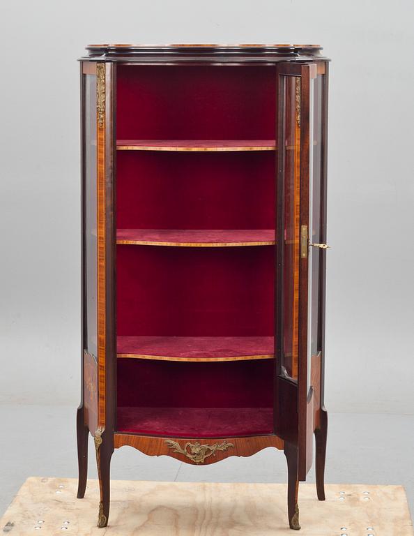 VITRINSKÅP, Louis XVI-stil, 1900-talets mitt.
