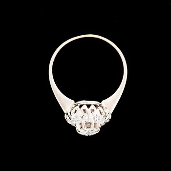 RING, 18 k vitguld med gammalslipade diamanter, totalt ca 0.70 ct, Örns Juvelatelje, Göteborg. Vikt ca 2,5 g.