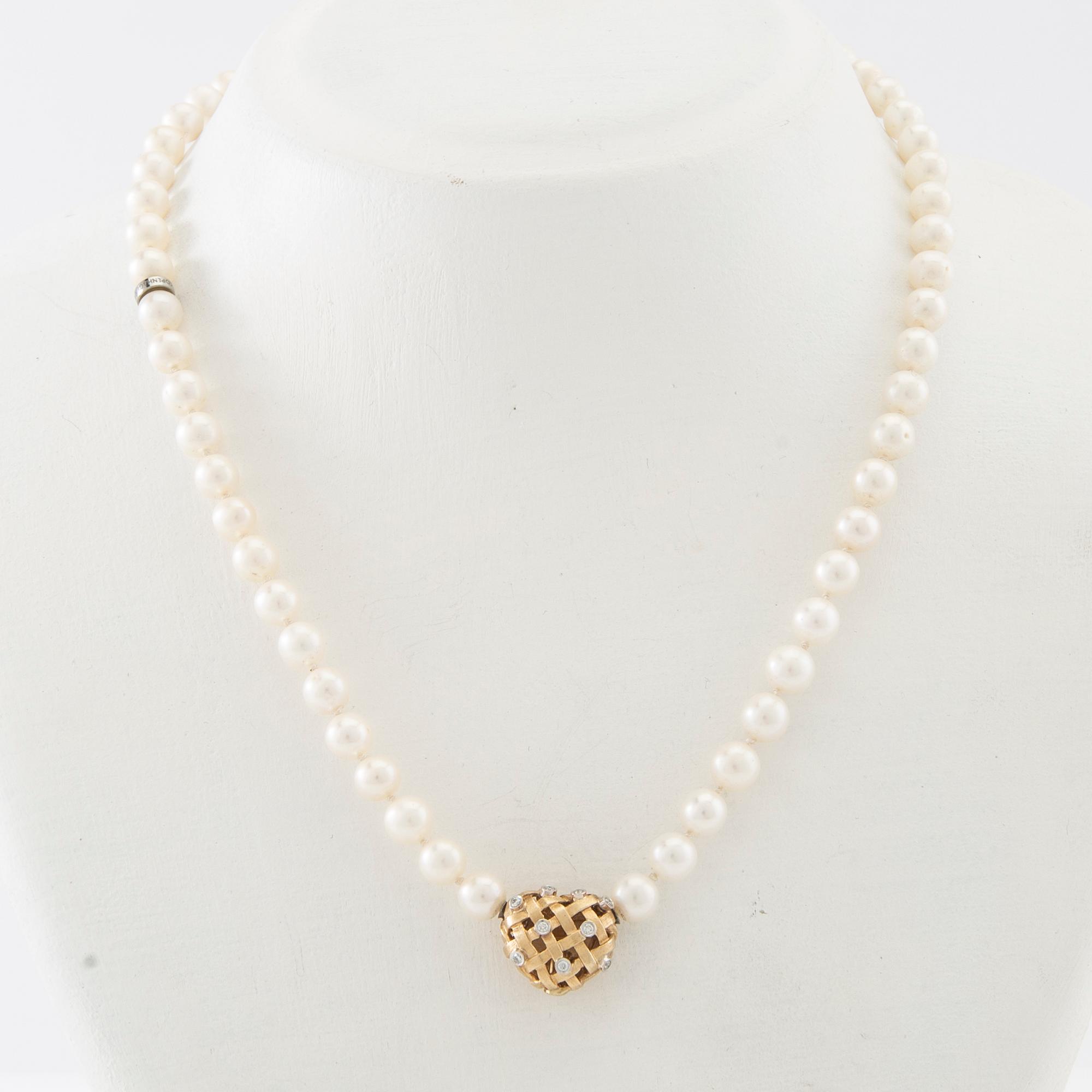Ole Lynggaard, Halsband av odlade pärlor, lås med nyckelfunktion av 18K guld och diamanter design Charlotte Lynggaard.