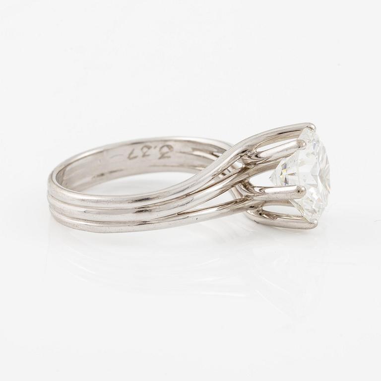 A ring in 18K white gold set with a round brilliant-cut diamond.