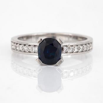 RING, 14K vitguld med safir ca 1.18 ct och briljantslipade diamanter totalt ca 0.16 ct. Total vikt 3,9 g.