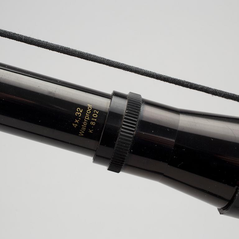 GEVÄRSTILLBEHÖR, bland annat 4 kikarsikten. 1900-tal.